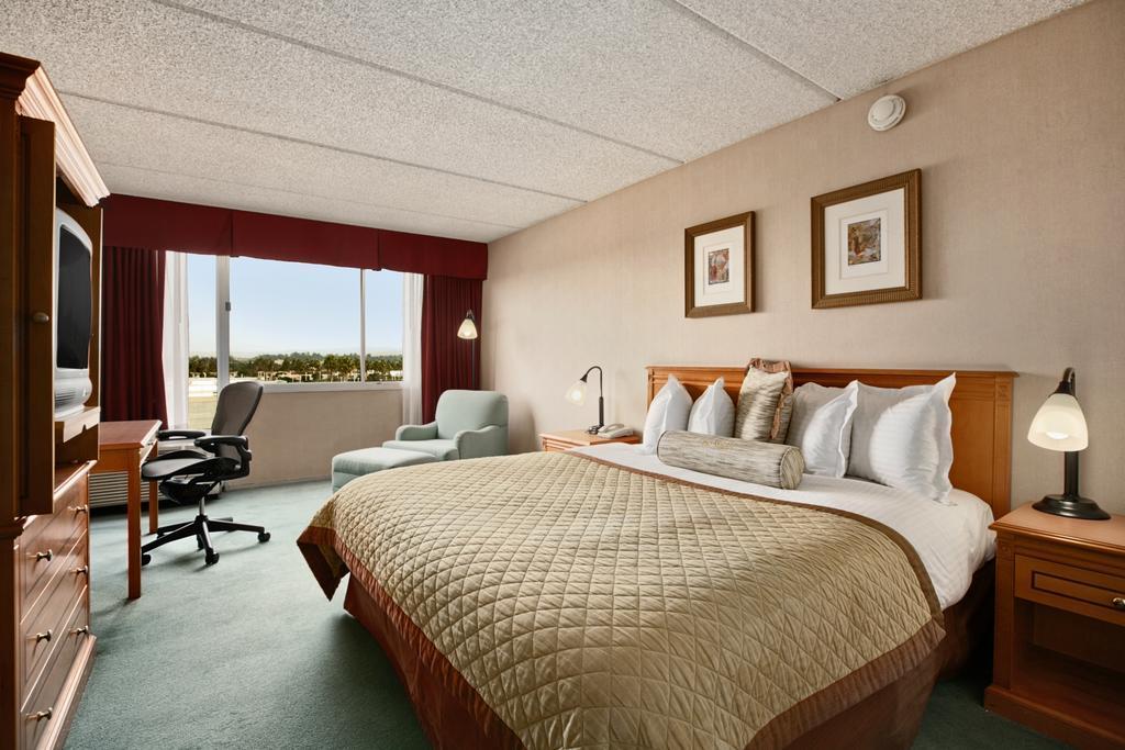 Howard Johnson by Wyndham Fullerton/Anaheim Conference Cntr Exterior foto
