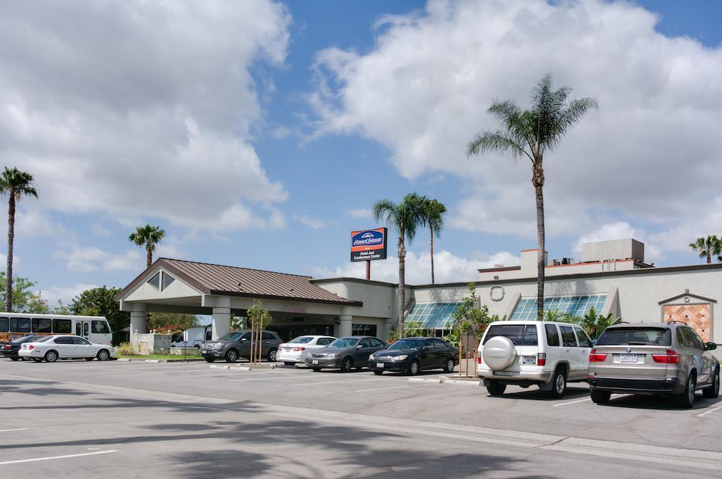 Howard Johnson by Wyndham Fullerton/Anaheim Conference Cntr Exterior foto