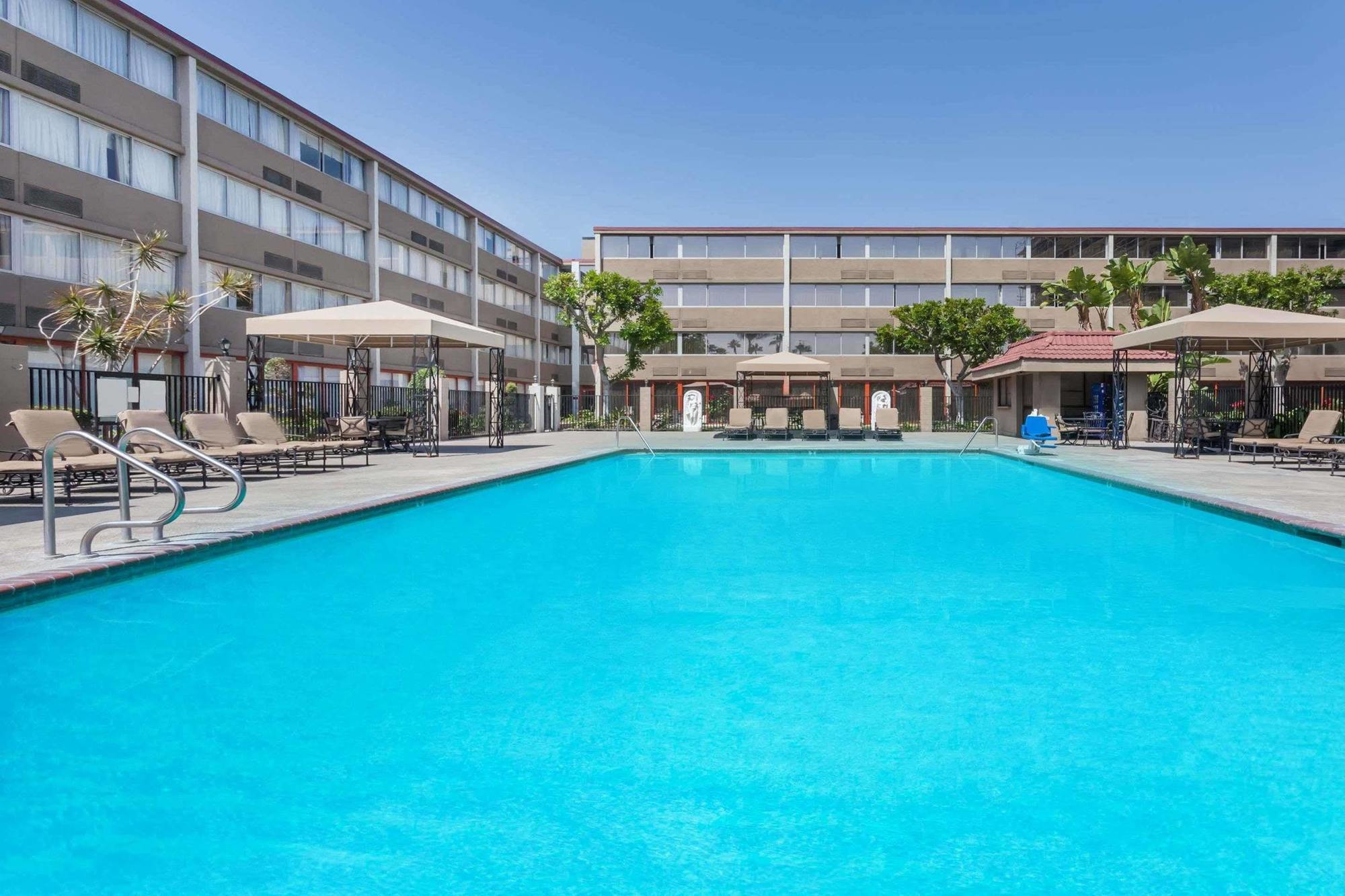 Howard Johnson by Wyndham Fullerton/Anaheim Conference Cntr Exterior foto